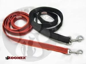 Прорезиненный регулируемый поводок ZOOMIX 25мм красный, черный